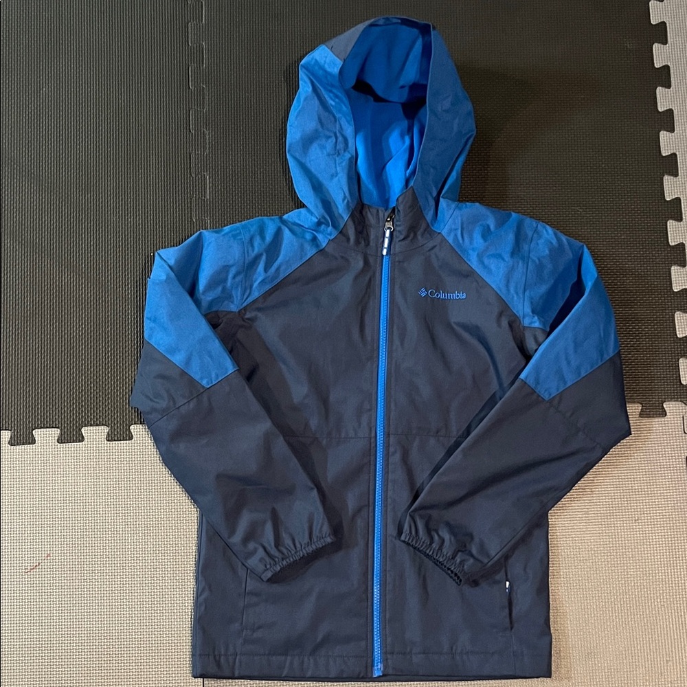Transitional blue columbia jacket perfect for the fall / spring season